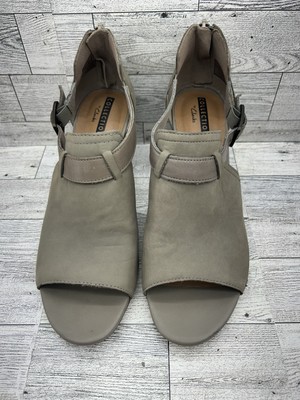 Clarks Women's Deva Valeria Peep Toe Block Heel Ankle Booties Size 7 Olive Green