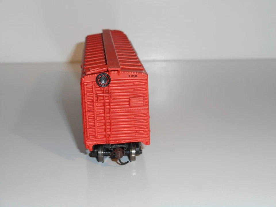 Athearn Illinois Central 50' Boxcar. Good cond. Metal Wheels/kadee. HO. No Box - Image 3 of 4