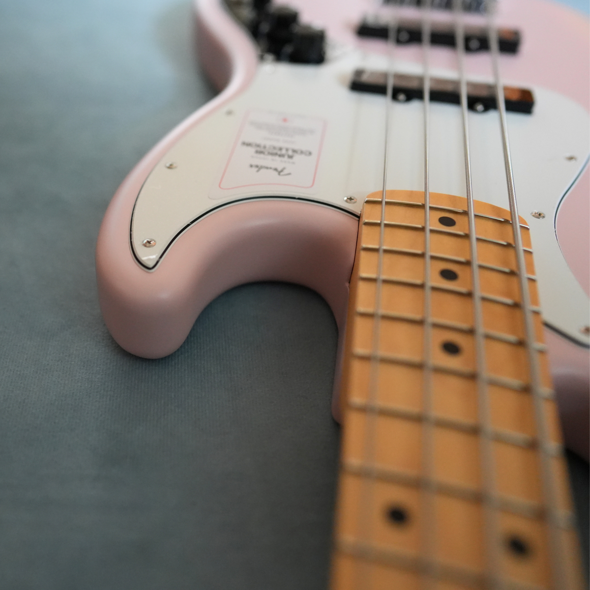 Fender Made in Japan Junior Collection Maple Satin Shell Pink Jazz
