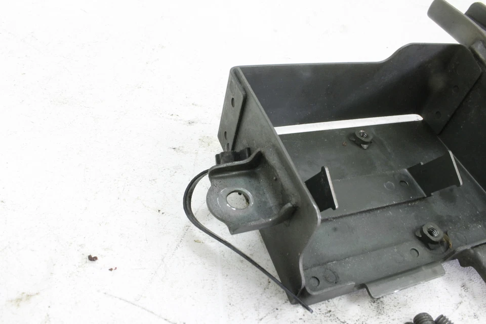 SUZUKI 05 BOULEVARD 01-04 INTRUDER VOLUSIA RECTIFIER VOLTAGE REGULATOR BRACKET - Image 3 of 4