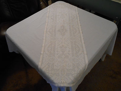 Runner: Elegant Vintage White Lace Knitted Snowflake Floral Pattern Runner