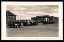 Foto-AK Travemünde, Flughafen, Musikzug der Wehrmacht, angetretene Kompanie mit