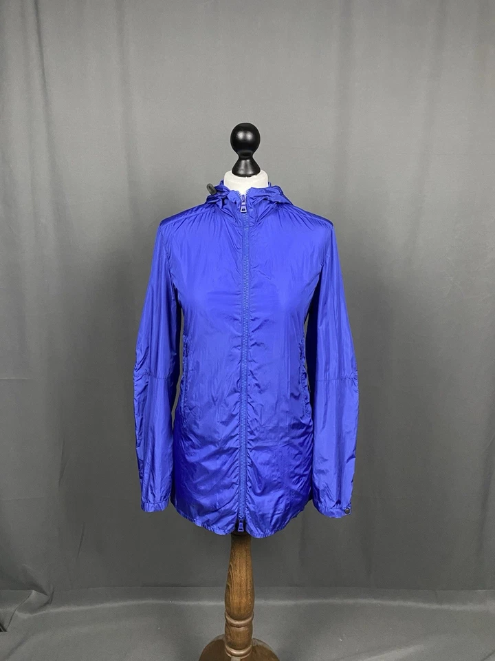 Chaqueta cortavientos Prada de nailon ligera con lengüeta roja azul para muje... - Imagen 2 de 4