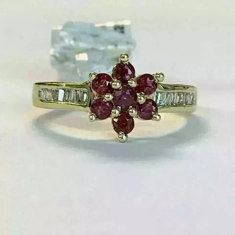 Anillo de compromiso redondo simulado de 2,80 quilates enchapado en oro amarillo de 14 k para mujer Foto 3 de 4