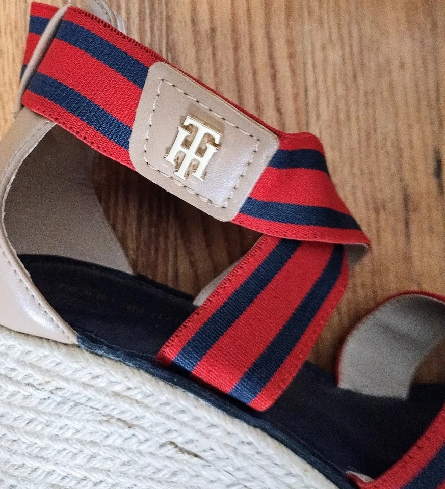 销售 Chic Tommy Hilfiger 红色、蓝色、棕褐色 Yute 坡跟凉鞋 美国 8.5 码 — 第 3/4 张图片