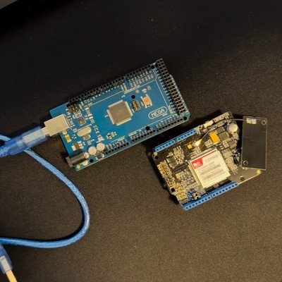 Arduino Mega 2560 + Seeed GPRS Shield SIM900 + Case + USB Cable + Acrylic Plate