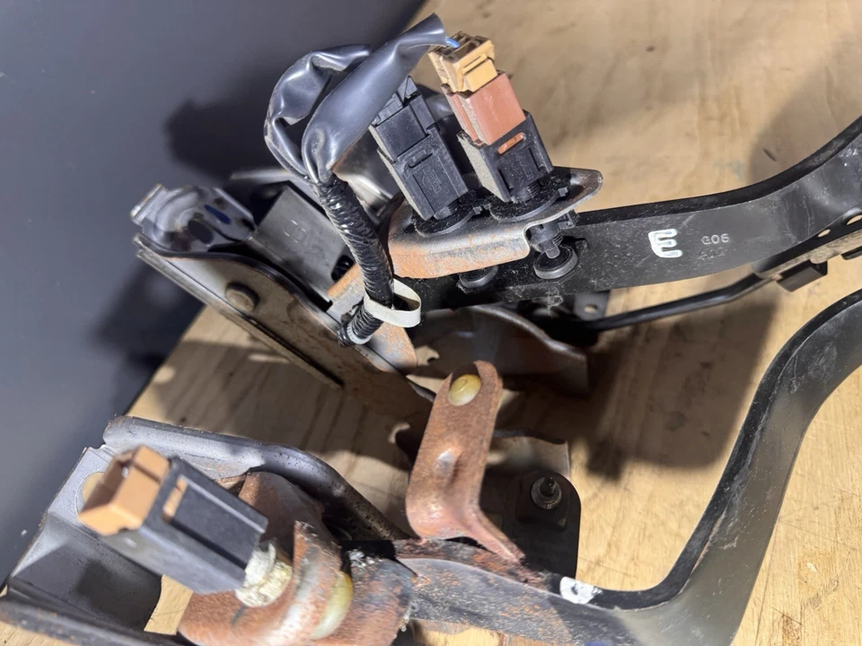 03-08 Nissan G35 350Z Manual Trans MT Brake And Clutch Pedal Set Oem - Image 4 of 4