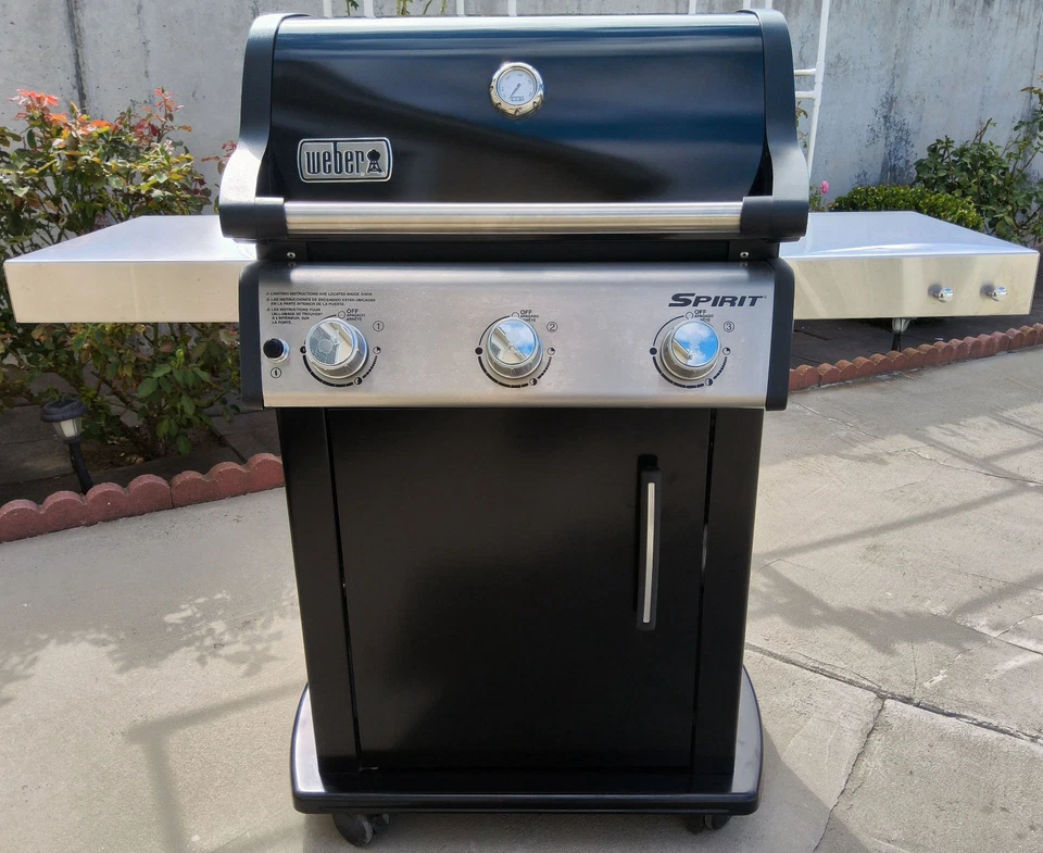 Parrilla de propano líquido Weber Spirit E-315 de 3 quemadores con dos tanques de propano GRATIS Foto 2 de 4