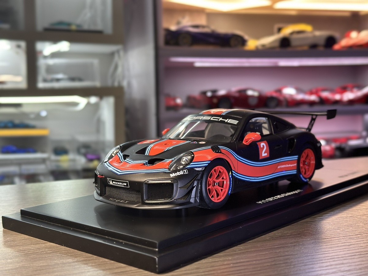 1/18 Porsche 911 GT2 RS Clubsport Martini Livery Dealer 1/18 Porsche 911 GT2 RS Clubsport Martini Livery Dealer