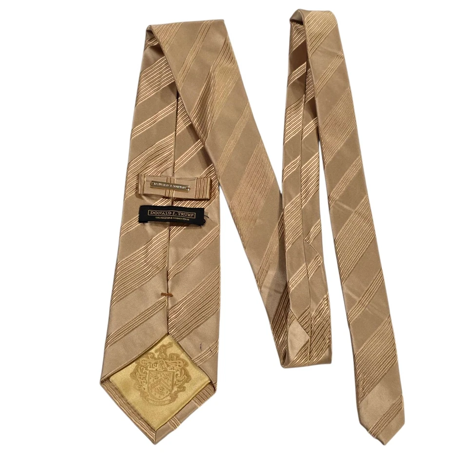 Мужской официальный галстук DONALD J. TRUMP Signature Collection в шелковую полоску золотистый  - Изображение 3 из 4