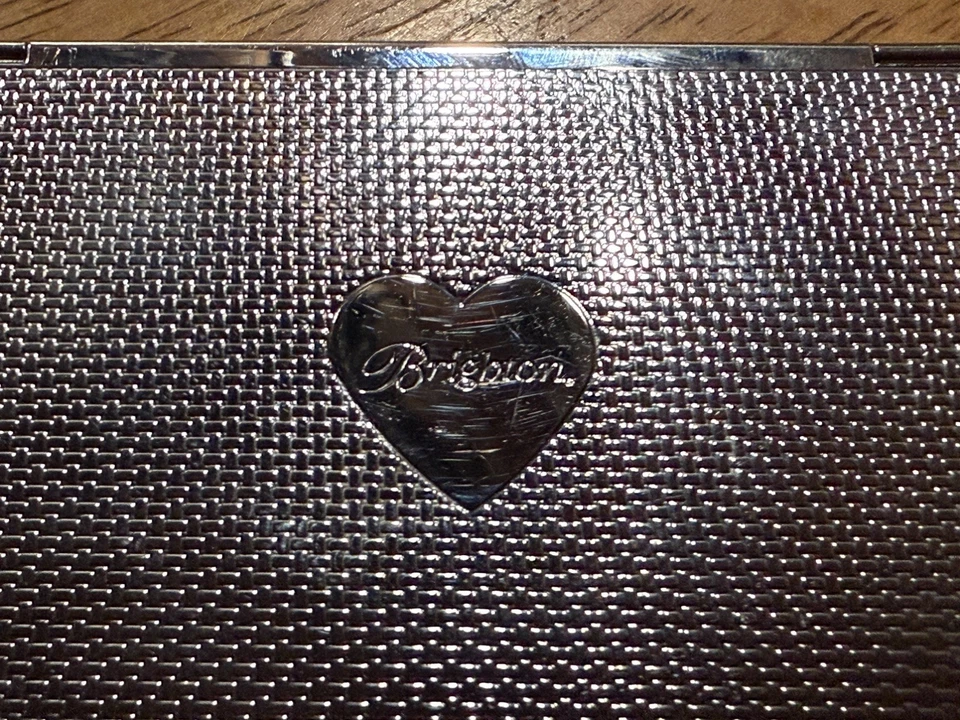 Estuche para tarjetas de visita con tapa de perla de metal plateado Brighton de colección descontinuado Foto 2 de 4