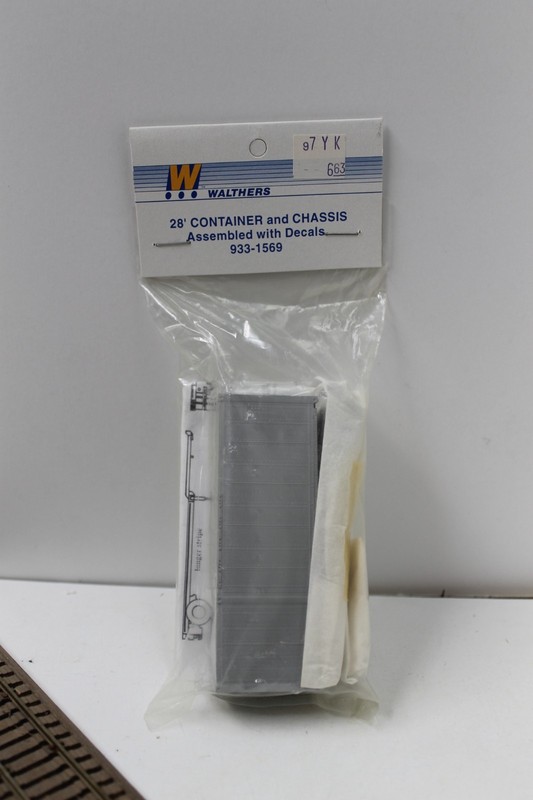 Walthers 933-1569 HO Scale 28' Container and Chassis Undecorated With Decals