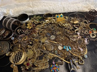 Gold CoLor UNTESTED unsorted ALL GOLD metal chains some signed variety Nice Lot