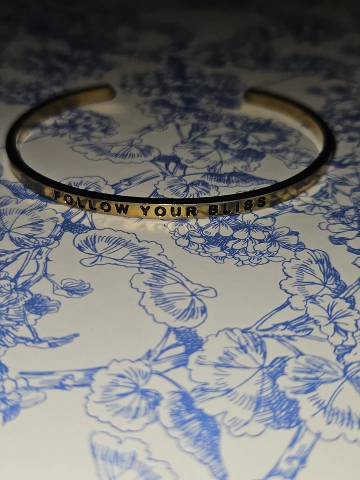 Браслет с мантрой золотистый Follow Your Bliss - Изображение 2 из 3