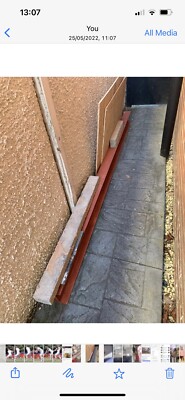 Stahlstütze unbenutzt beim Hausausbau.