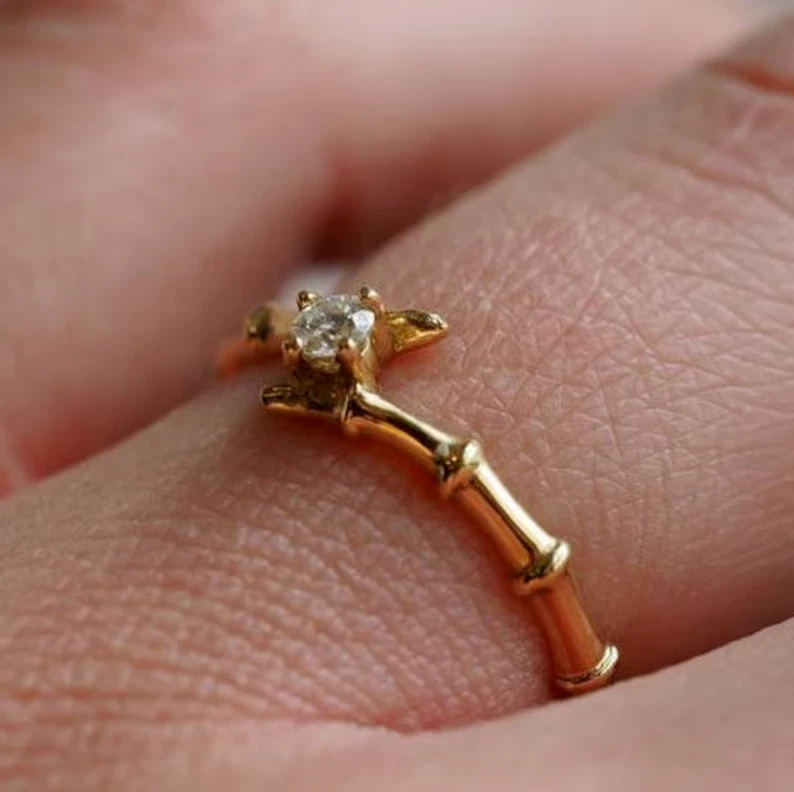 Anillo de propuesta de vástago de bambú con diamantes naturales redondos de 0,10 quilates enchapado en oro amarillo Foto 3 de 4