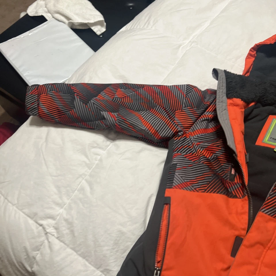 Chaqueta de campo Free para niños con capucha extraíble, nueva y sin usar talla juvenil pequeña Foto 4 de 4