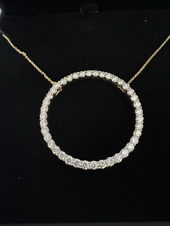 Collar colgante circular de diamantes redondos de 2 quilates y dos en cadena de oro amarillo de 14 quilates (Jared) Foto 2 de 4