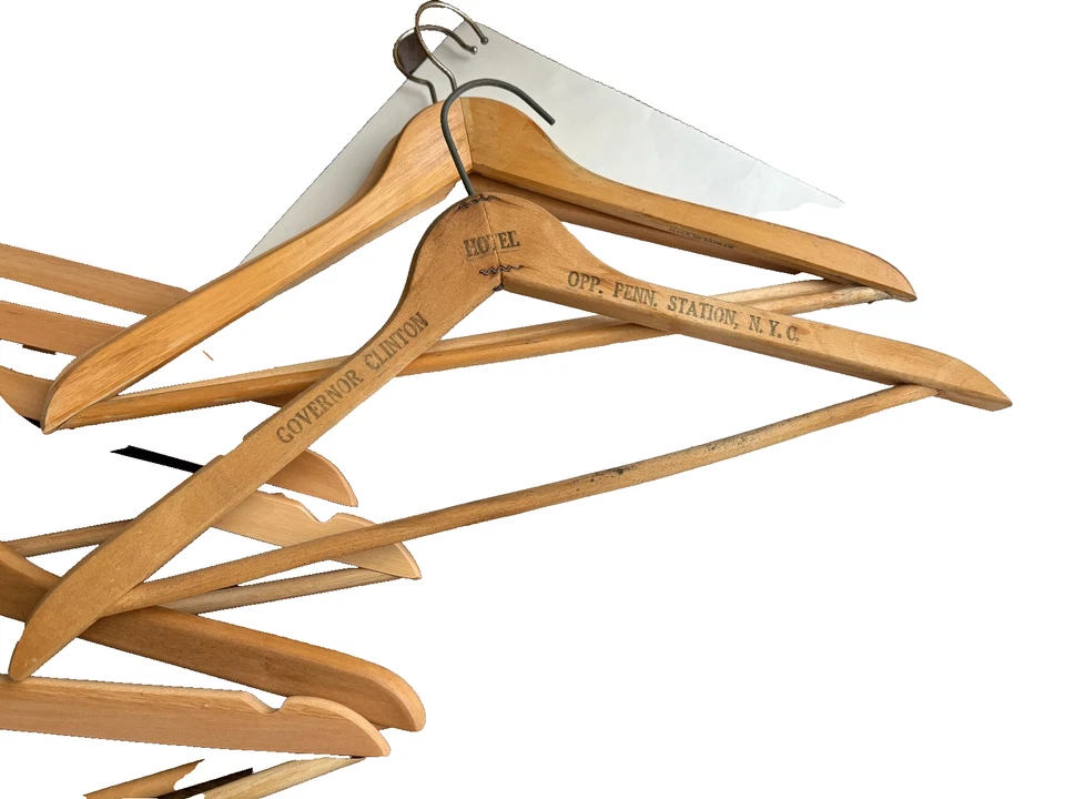 Lote de 9 perchas de madera vintage para trajes Foto 2 de 4