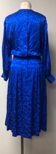 VESTIDO UNONCIN MALCOLM STARR DE COLECCIÓN AZUL SEDA BOTÓN TRASERO DAMASCO PLISADO DELANTERO 4 - Imagen 3 de 6