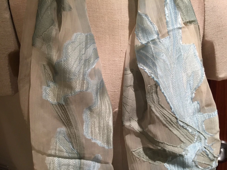 Cachecol semi transparente novo com etiquetas Giorgio Armani mistura de seda bege azul verde floral FS - Imagem 2 de 4