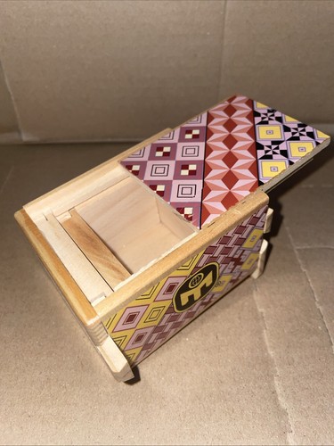 Vintage Late 20th Century Wooden Japanese Puzzle Box - Vibrant Design - 8x6x5cm - Picture 10 of 10