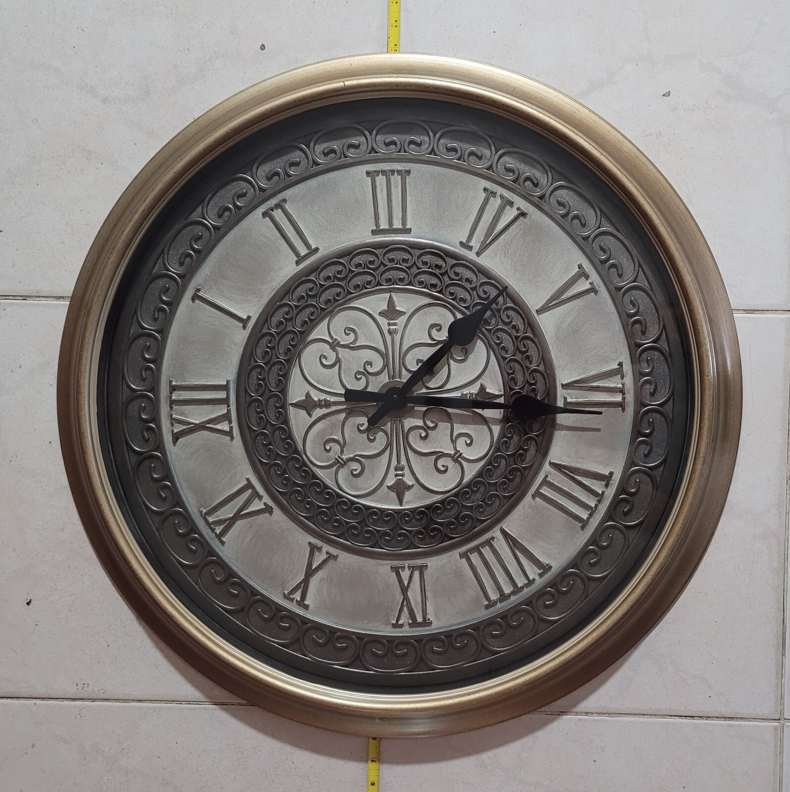 LARGE ROMAN NUMERALS BATTERY POWERED WALL CLOCK