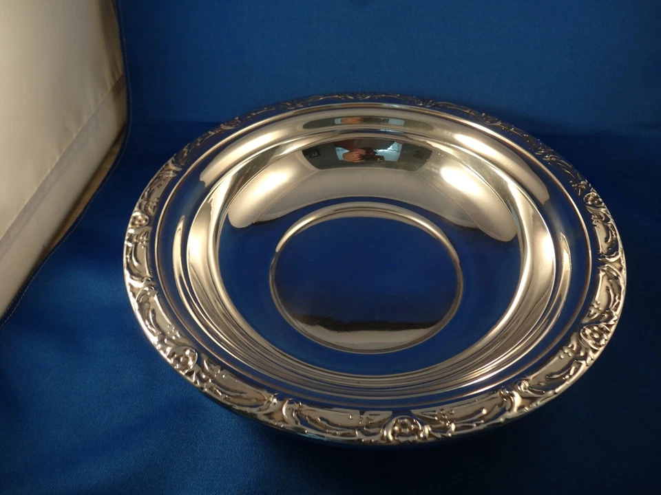 Reed & Barton 9" sterling bowl, Burgundy, super condition, original owner - Image 2 of 4