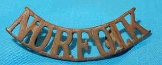 THE NORFOLK REGIMENT BRASS MILITARY SHOULDER TITLE BADGE COFFIN LUGS