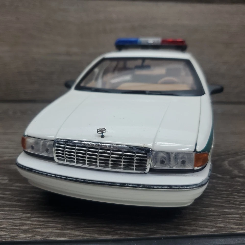 UT Models 1996 Chevrolet Caprice Metro Dade Florida Police 1/18 Diecast Car - Image 2 of 4
