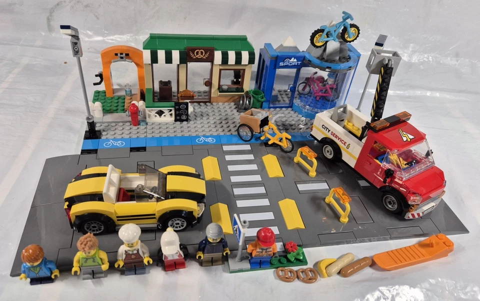 Lego City #60306 Shopping Street 2021 - 100% Complete with Instrcutions - Image 4 of 4