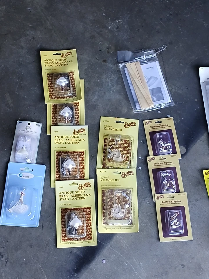 Lote de iluminación para casa de muñecas Houseworks múltiples candelabros de tulipán, ventilador de techo Foto 3 de 4