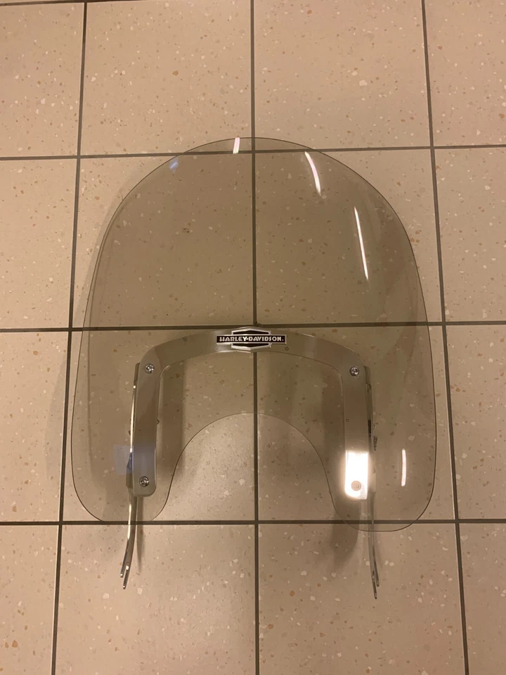 Parabrezza King-Size Nostalgic H-D Detachables per modelli FL Softail - 21”  - Immagine 2 di 3