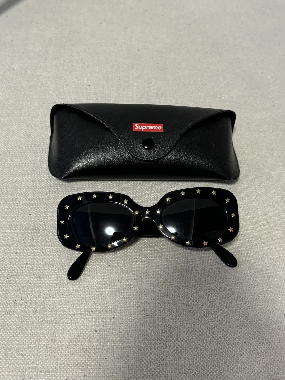 Lunettes de soleil Supreme SS18 Royale cloutées étoile noir or