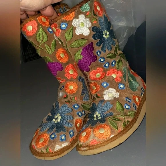 Botas de gamuza UGG talla 6 Wahine florales bordadas difíciles de encontrar raras hippies trippy 🌼 zapatos Foto 2 de 4