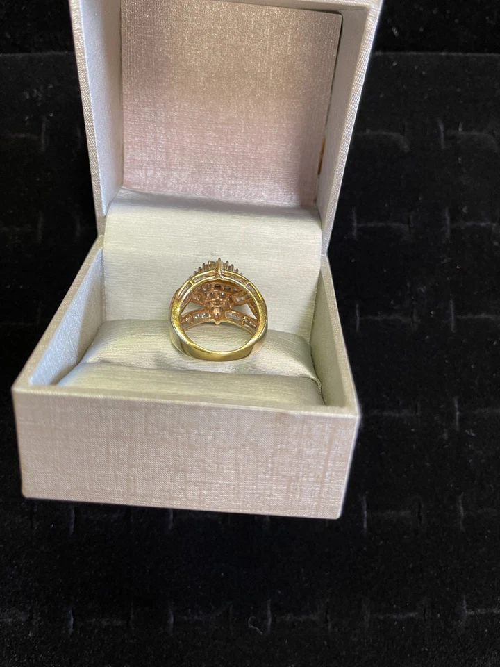 Anillo con racimo de diamantes diseño princesa para mujer oro Zales hermoso y brillante Foto 4 de 4