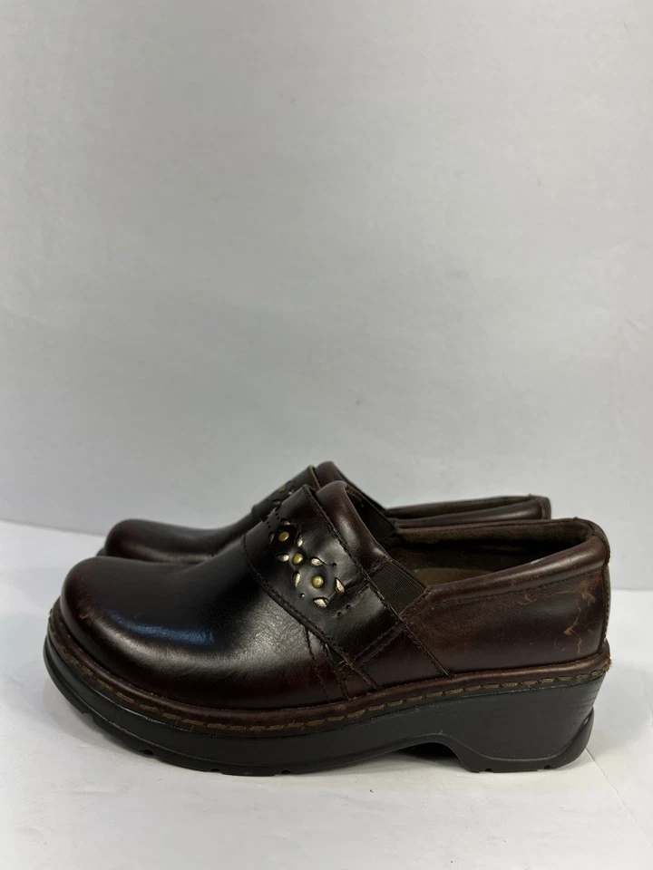 Klogs Brown Leather with Gold Studs Slip Resistant Slip On Clogs Women’s Shoe 8M - Image 2 of 4
