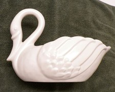 Vintage Ivory Satin Finish Ceramic Swan Graceful Nice Detail Towel Holder 11x6x7