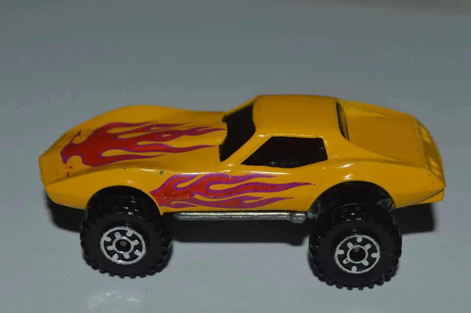 Monster Vette 1975 vintage Hot Wheels amarillo Monster Tires Malasia usado 1:64 Foto 4 de 4