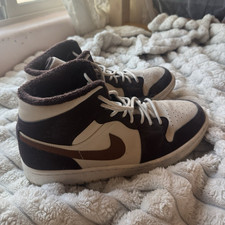 Nike Air Jordan 1 Mid SE Cream Dark Chocolate...