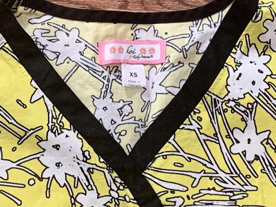 Blusa Médica Koi By Kathy Peterson XS Amarilla Blanca Negra Floral Bolsillos Laterales Foto 4 de 4