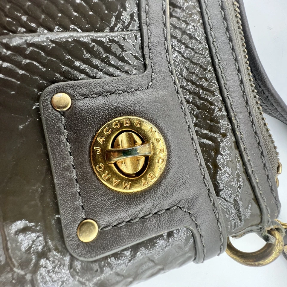 Bolso Bandolera Marc Jacobs Percy Turnlock Marrón Charol Cartera sin asas en relieve Foto 4 de 4