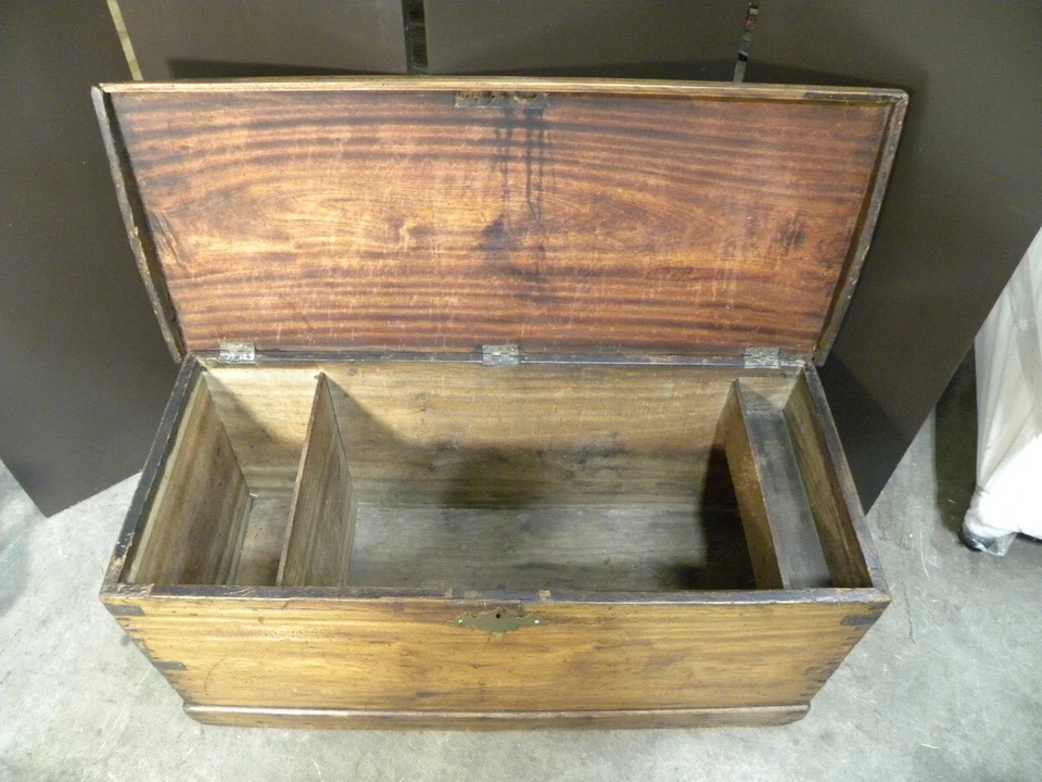 Cofre de marinero de madera de alcanfor del siglo XIX; tacos tallados y detalles de latón náuticos Foto 3 de 4