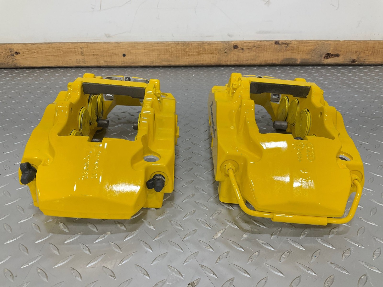 Lamborghini Gallardo 2010 Front Brembo brake calipers with pads Set Yellow