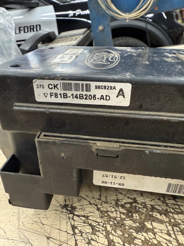 F81B-14A067-EG FORD F250 F350 SUPER DUTY EXCURSIÓN INTERIOR CAJA DE FUSIBLES Y GEMA Foto 2 de 4
