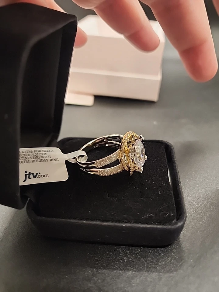 Anillo solitario enchapado en platino 925 ovalado circonita cúbica 9,31 quilates con acento de remolino de 18 quilates talla 12 Foto 3 de 4