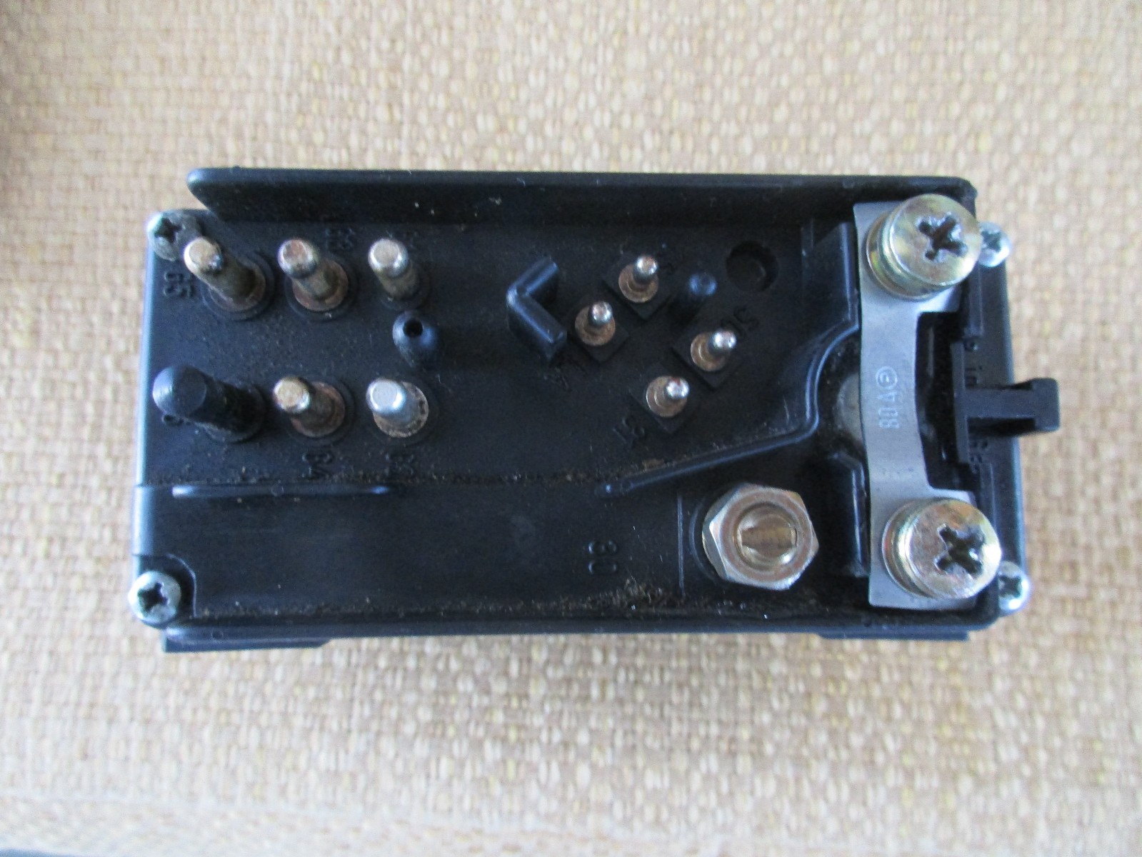 1977 TO 1985 MERCEDES BENZ 300D 300SD 300CD GLOW PLUG RELAY 001 545