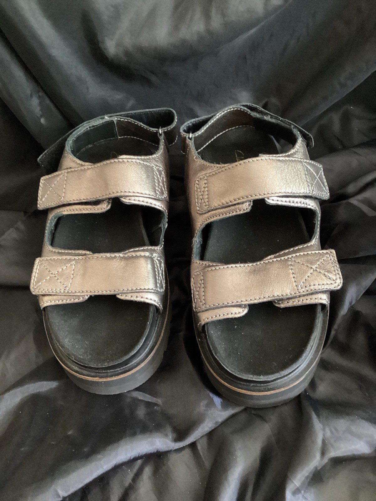 APL BN Clarks Orianna Sea Sandali grossi regolabili in morbida pelle metallizzata 7D