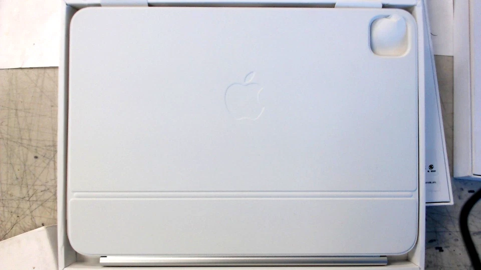 Apple Magic Keyboard Case iPad Pro 11 inch M4 - White - MWR03LL/A - Image 2 of 4