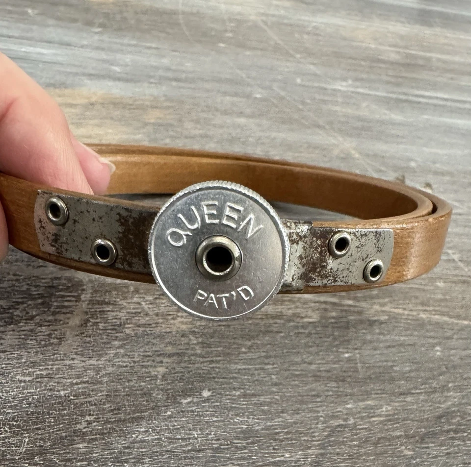 Antique QUEEN Tension Wheel 4" Wood Embroidery Hoop Felt Lined. Needlepoint RARE - Image 2 of 4